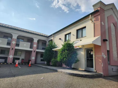 West View Motel Отели рядом с достопримечательностью «SoJo Spa Club»