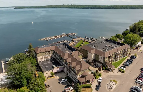 湖畔追逐度假酒店