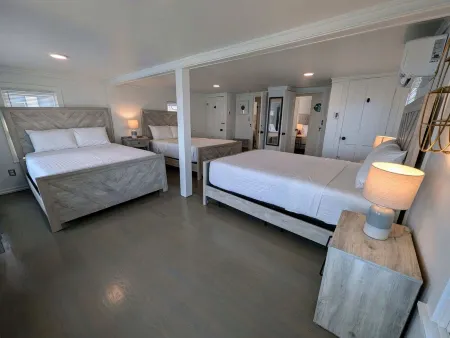 PRIVATE BEACH: A PALACE IN PARADISE @ NIANTIC W/ 6 QUEENS 1 TWIN BED