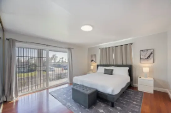 Spacious & Central. Pool Table & Ping Pong. 6 TVS. Balcony. Garage. Wifi Hotels in Union City