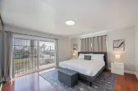 Spacious & Central. Pool Table & Ping Pong. 6 TVS. Balcony. Garage. Wifi