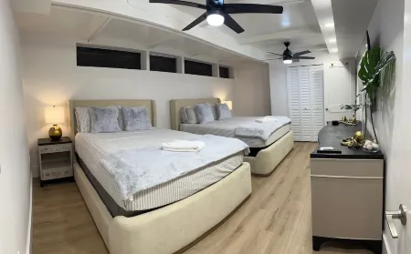 Siesta Key Cottage – Best Value, 100 ft to Gulf Beach! Отели рядом с достопримечательностью «Кресент Бич»