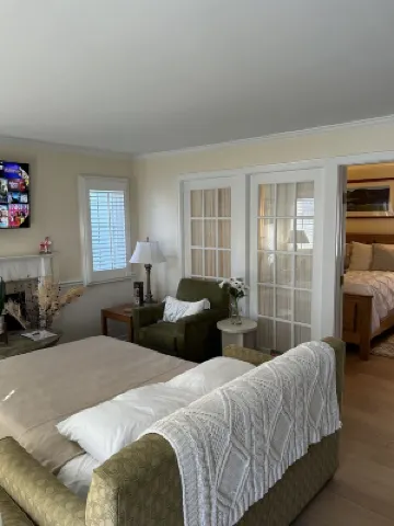 Peaceful Oasis Steps from Mohegan Sun