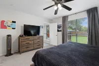 3-Bedroom House with Large Backyard and Deck, Hot Tub, Cold Plunge, Near Austin