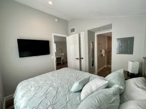 Cottage 23: The Lighthouse - Waterfront Lodging in Downtown Tavares, FL