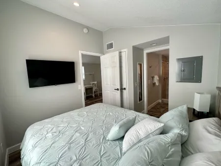 Cottage 23: The Lighthouse - Waterfront Lodging in Downtown Tavares, FL