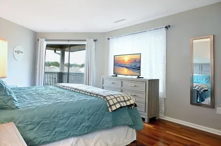 Quiet Condo with King Suite 4 Miles from the Beach,Private Balcony,Pool Hot Tub.