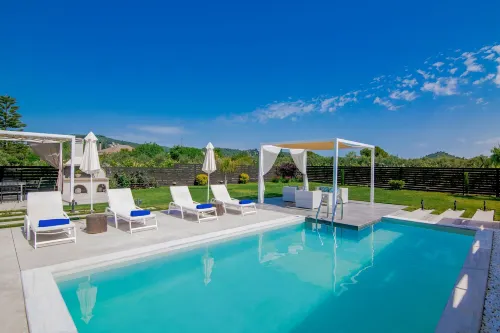 Madini Luxury Villa with Free Pool Heating