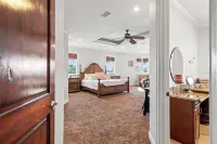 Coastal Luxurious Mansion! Minutes to beach