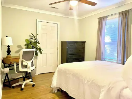 Charming 2-bedroom house with AC and WiFi in marvelous Uptown Charlotte Отели рядом с достопримечательностью «Спектрум-центр»