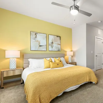 3 Bedroom Suite - Pool, FREE Parking, Gym!