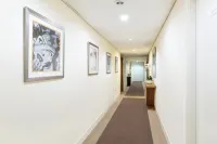 액튼의 발코니가 있는 세련된 2 베드 플랫