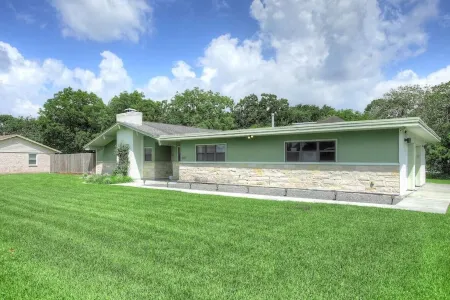 Bel · Boardwalk POOL Home w Bikes and Boat Parking Отели в г. Кема