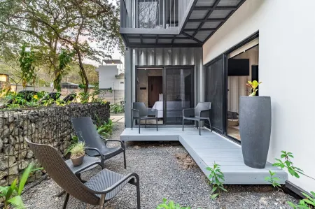 Z102 Studios, 4 Industrial Beach Condos w Pool!