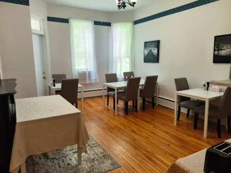 Andy's Blue House Отели рядом с достопримечательностью «Confederation Centre of the Arts»