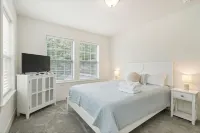 Dog-Friendly lakehouse with gameroom & patio. Golf Cart included for summer 2025