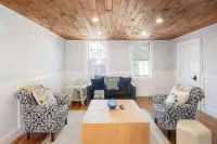 STAY IN THE HEART OF NEWPORT!!