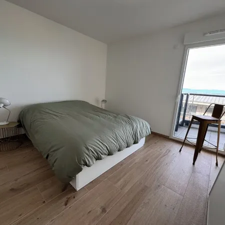 Lake view apartment, terraces, 2 bedrooms, open kitchen Отели рядом с достопримечательностью «Железнодорожный вокзал Эвиан»