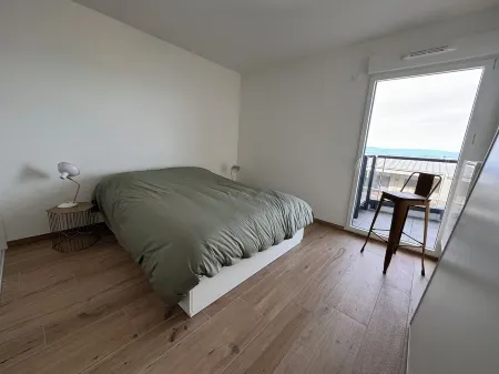 Lake view apartment, terraces, 2 bedrooms, open kitchen Отели рядом с достопримечательностью «Buvette et Source Cachat»