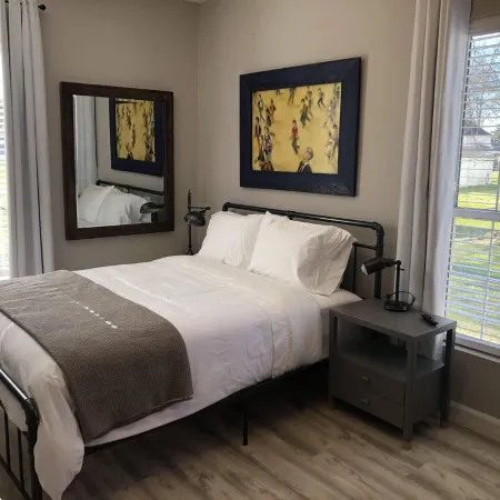 Artistic Retreat - Walk Downtown, Sparkling Clean!