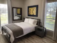 Artistic Retreat - Walk Downtown, Sparkling Clean!