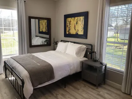 Artistic Retreat - Walk Downtown, Sparkling Clean!