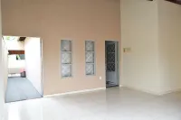 HOUSE W / POOL HEAT. SOLAR, AIR COND, WIFI AND TV WITH NETFLIX! SLEEPS 13 PEOPLE