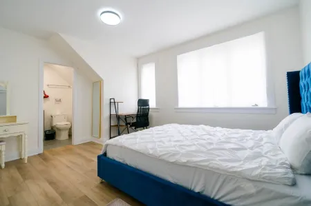 Entire Home in Niagara Falls Canada! 10 Minutes Walk to the Falls Отели рядом с достопримечательностью «Journey Behind the Falls»