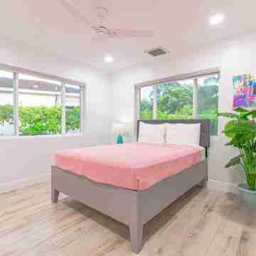 4-bedroom House with private Pool - walking distance to Baha Mar and Beach Rooms