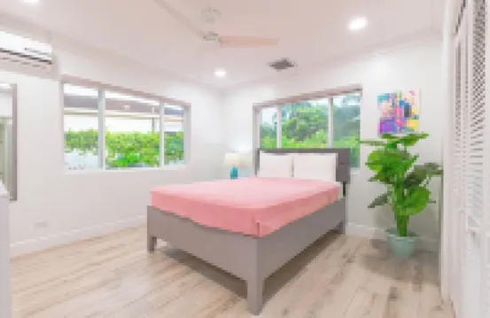 4-bedroom House with private Pool - walking distance to Baha Mar and Beach