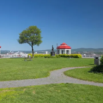 Spectacular, Lunch with the Chateau Frontenac! Air-conditioned Free parking!