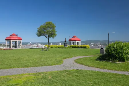 What a View!!! Chateau, Balcony incredible view of the Chateau! Free parking! Отели рядом с достопримечательностью «Парк Солей»