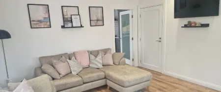 2 Bed cottage-Sleeps 4-Private Garden-Parking Отели в г. Ома