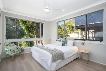 Fully renovated coastal retreat- beach escape