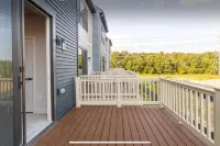 3-bedroom luxury vacation townhome in charming Glen Burnie with WiFi, AC
