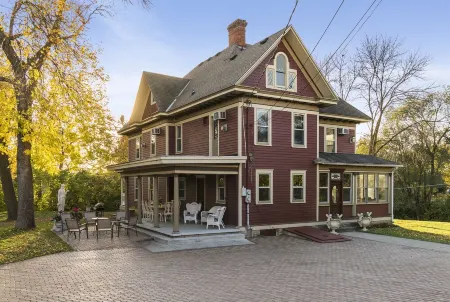 Stunning Historical Mansion: 8 bedrooms (sleeps 16+