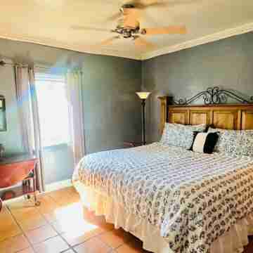 Artsy Historic Downtown 2BR w large backyard & private Salt Water Spa Pool Rooms