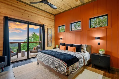 Wonderstruck Luxury Cabin-Best Lake Views/Hike to River/Hot Tub/Playset/Gameroom