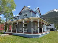 Beautifully restored Victorian Mountain home furnished with authentic antiques! Hotels in Silverton