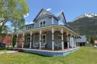 Beautifully restored Victorian Mountain home furnished with authentic antiques!
