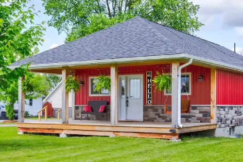 The Little Red Cottage - Ideal for long stays! Hotels in Fenelon Falls