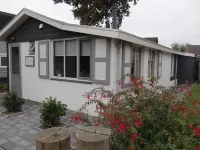 4 Pers. Detached House with Sunny Garden Close to the Sea and Beach. Hotels in 