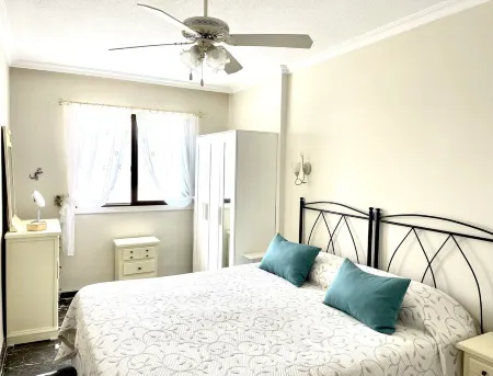 ROMANTIC RETREAT IN PRIME POSITION WITH STUNNING VIEWS TO CLIFFS, MARINA & SEA.