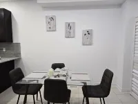 Beautiful three bedroom house in Pickering Hotels in Пікерінг