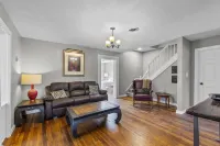 Downtown 4BR with 2 King Beds! Walking distance to SEMO and the River Front.