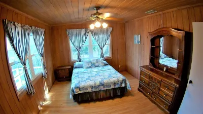 Nice Wooden House, a few steps from the beach - sleeps 6 - Strategic location Hotels near Black Sound Cay National Reserve