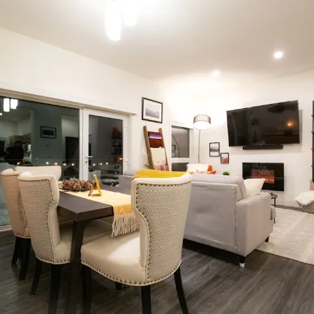 Hot Tub, 3 min to Resort, Fully Stocked Kitchen Complimentary Local Coffee