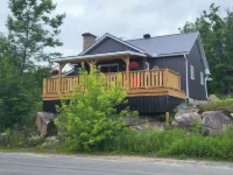 Beautiful, new cottage with stunning views. Prime location in Port Loring
