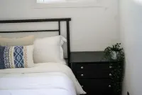 Beautiful Lakefront Cottage with Hot Tub Hotel di Front of Yonge