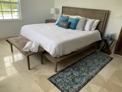 Cheerful 3 bedroom Villa close to Grace Bay and Chalk Sound Hotels near Providenciales International Airport